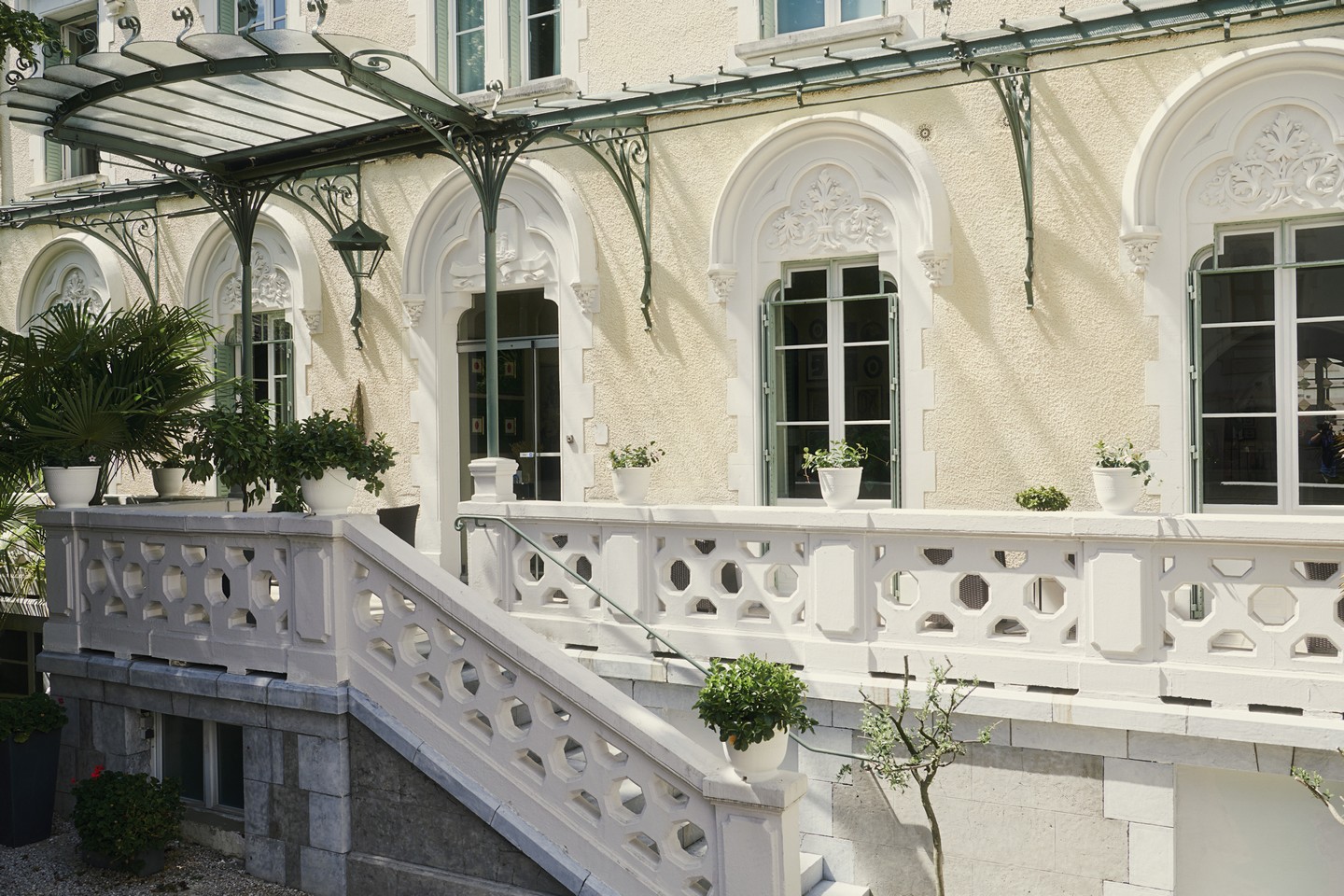 Photo of a shampoo bottle in a woman's hands